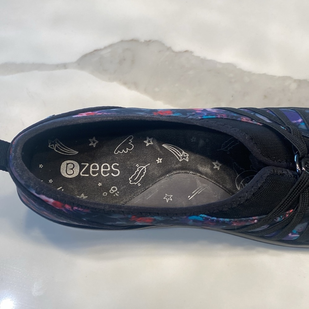 BZEES Shoes - Picture 6 of 7